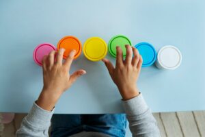 Lire la suite à propos de l’article Découvrir les couleurs avec votre petit bout : Des aventures colorées à partager
