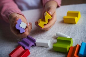 Lire la suite à propos de l’article Développement de la motricité fine : La préhension en pince pas que pour les bébés !